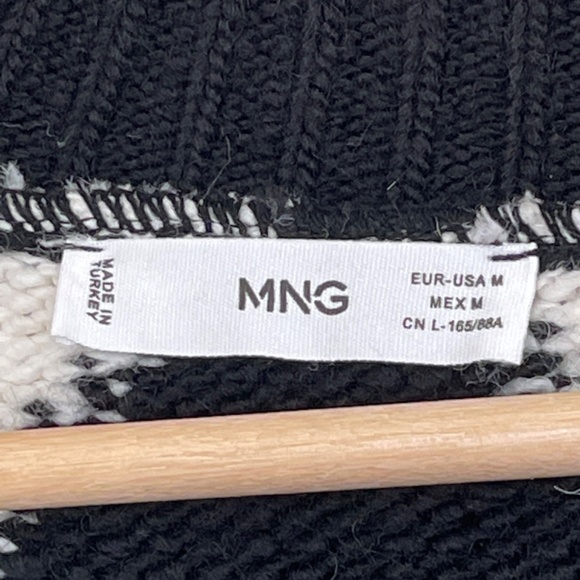 NWOT. Mango Rhombus Pattern Knit V-Neck Sweater. Black and White. Size: Medium - Picture 8 of 9